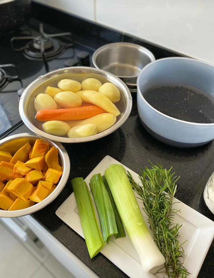 Legumes sendo higienizados